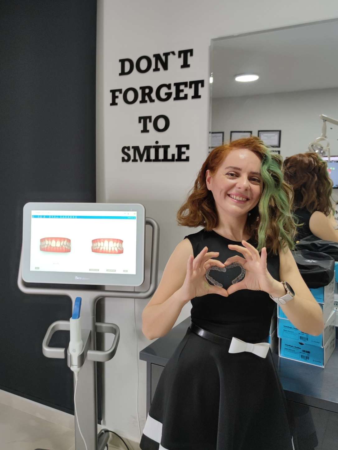 Uzm. Dr. Özlem Aylıkcı klinikte gülümserken